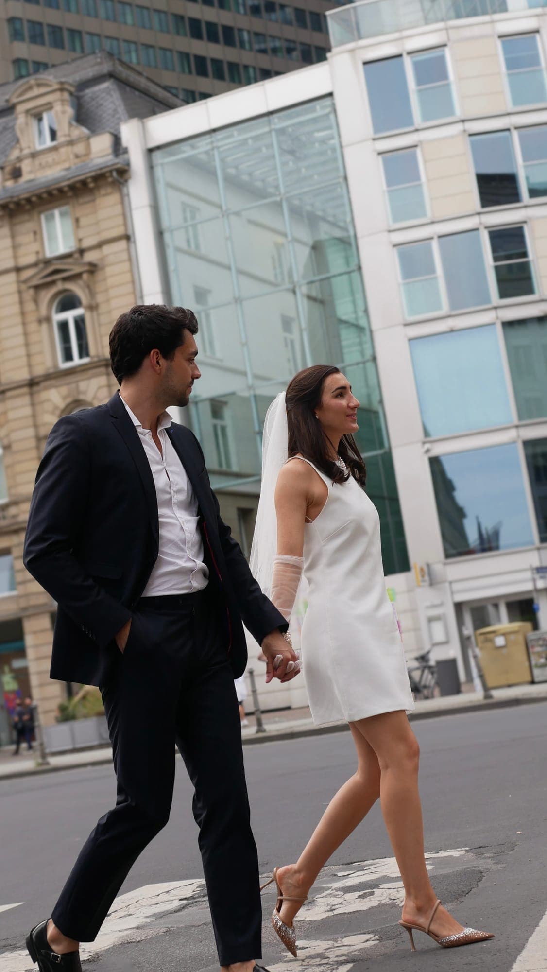Paar überquert Hand in Hand eine Straße in Frankfurt